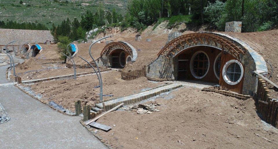 <p><strong>'TATİL KÖYÜ HAVASINDA OLACAK'</strong><br />
<br />
Yeni etap çalışmalarında son aşamaya gelindiğini kaydeden Sivas Belediye Başkanı Sami Aydın, "Konutlar tamamlandı. Tefriş çalışmaları haricinde imalat noktasında hemen hemen eksikler kalmadı, diyebiliriz. Bu alan ayrı bir tatil köyü havasında olacak. 17 adet evimiz var, özel bir bölüm oldu. İnşallah, ileride farklı bölümleri de buna ilave etmeyi planlıyoruz. Şekil ortaya çıktı, fonksiyonu ortaya çıktı, ihtiyaç olduğu sürece de büyüme çalışmaları devam edecektir" dedi.</p>