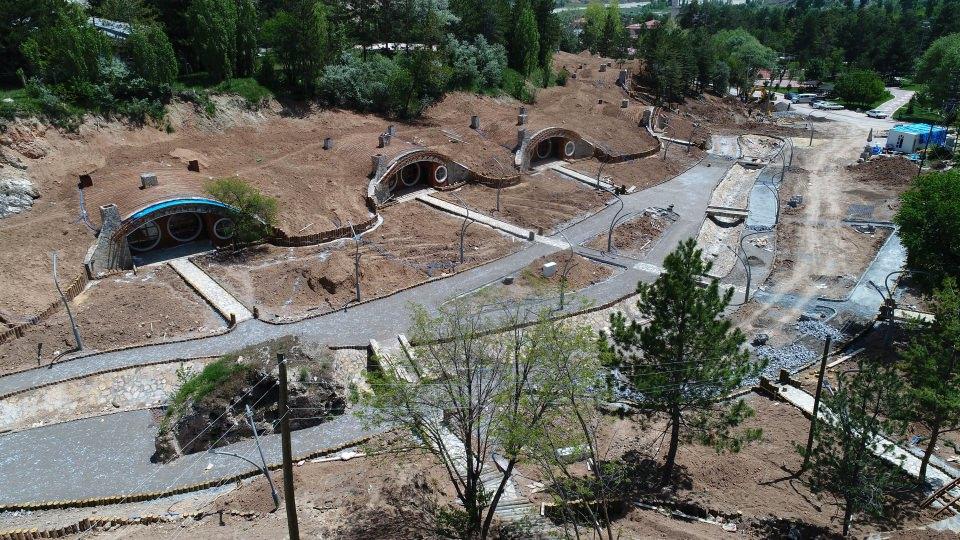 <p><strong>'ÇOK SAYIDA TALEP VAR'</strong></p>
<p>Hedeflerinin, bölgeye 70- 80 adet daha 'Hobbit' evi yapmak olduğunu dile getiren Başkan Aydın, şunları söyledi: <br />
"Şu anda talebe cevap veremiyoruz. Çok sayıda talep var. Burası doyumluk değil, tadımlık olacak. Bunu sürekli büyüteceğiz. İhtiyaç olduğu takdirde bu alana 70- 80 civarında bu tür toprağın içine gömülü, ön kısmı vadiye bakan ev yerleştireceğimizi ön görmüştük. Bu ihtiyaca göre, talebe göre, zaman içinde o sayıya ulaşacak; diye düşünüyoruz. Her yerden talep var. Burayı gelip, gören herkes bize '5 yıldızlı oteli değil, ben burayı tercih ediyorum' diyorlar.</p>