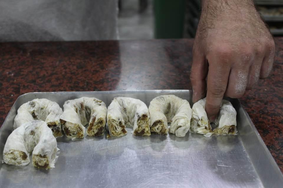 <p> Zeytinli baklavayı kilosu 30 lira civarında tüketiciye sunacağız. Ramazan Bayramı'na yönelik zeytinli baklavaya olan talebin daha da artacağına inanıyoruz." </p>
