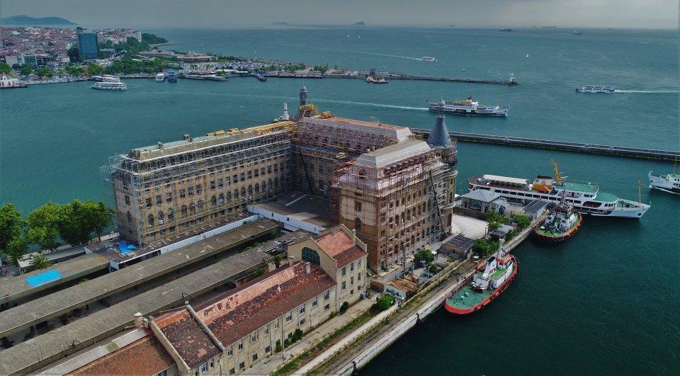<p>Havadan çekilen görüntülerde Kulelerde restorasyon çalışmalarının büyük bir bölümü biterken çatının ise üst kaplamaları yerleştirilmeye başlandığı görülüyor.</p>