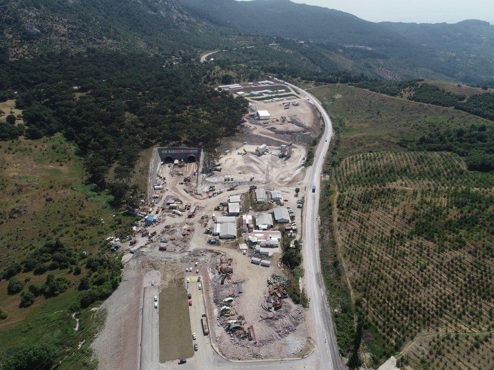 <p>T1'deki iki yönde de yaklaşık olarak yüzde 92'lik bölümü tamamlamış bulunuyoruz. Tünelimizdeki bir hatta 133, diğer hatta da 162 metrelik alan kaldı." dedi. </p>
