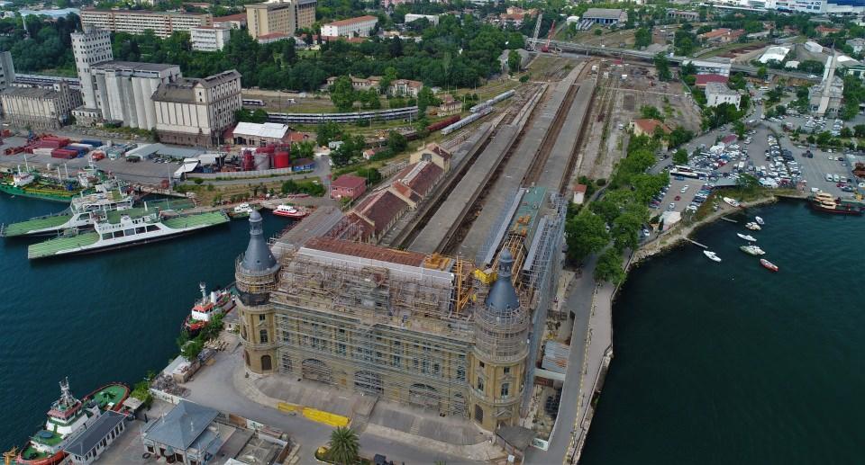 <p>İstanbul’un en önemli simge yapılarından tarihi Haydarpaşa Garı restorasyon çalışmalarıyla yeni çehresine kavuşurken, tarihi garın içi ilk kez kapılarını İhlas Haber Ajansı kameralarına açtı.</p>
