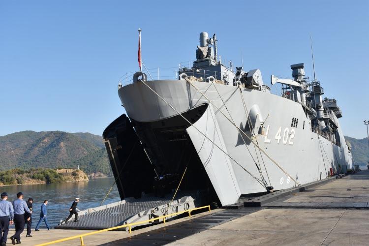 <p>İlk milli tank çıkarma gemisi TCG Bayraktar Deniz Kuvvetleri Komutanlığı hizmetine sunuldu.</p>
<p> </p>