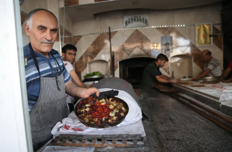 <p><strong>"Hem zahmetsiz hem lezzetli"</strong></p>

<p>Karaköprü ilçesindeki Narlı Kuyu Mahallesinde fırıncılık yapan Remzi Aslan da ramazanda işlerinin yoğunlaştığını ifade ederek, şöyle dedi:</p>

<p>"Hem zahmetsiz hem de lezzetli olduğundan insanlar yemeklerini burada pişirmeye gönderiyor. </p>
