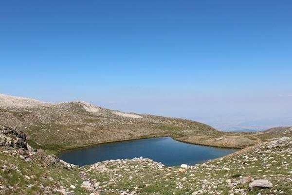 <p>Uludağ'ın zirvesindeki göller bölgesine yapılan yolculukta doğa meraklıları zirveye attıkları her adımın keyfini çıkarırken, Kara gölün çığ ile kaplanmasını ise şaşkınlıkla inceledi.</p>

<p> </p>
