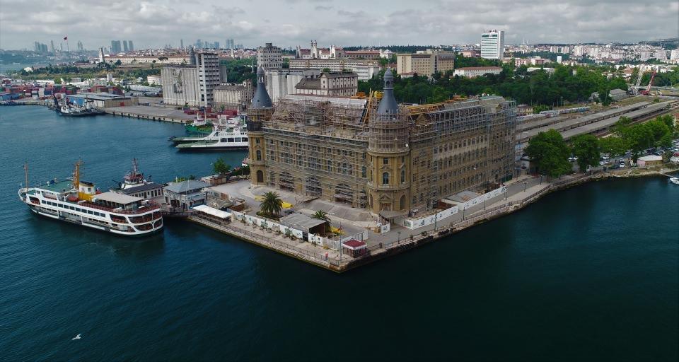 <p>Tarihi garın içi ise ilk kez görüntülendi. İhlas Haber Ajansı tarafından görüntülenen garın içinde tüm bölümlerinde aslına uygun olarak yenileme çalışmaları tüm hızı ile devam ediyor.</p>
