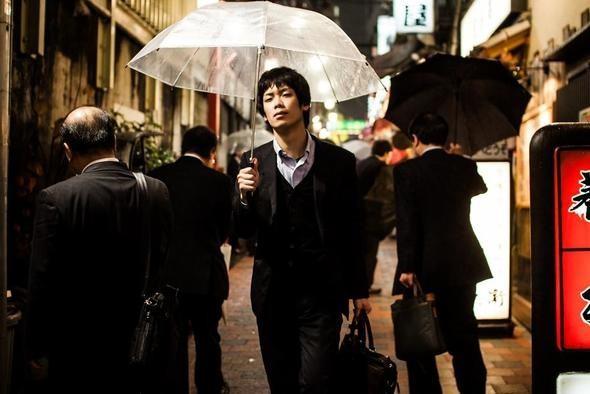 <p>Naoya bilgisayarları seven bir gençti ve işini, Japonya'nın rekabetçi istihdam piyasasında kaçırılmaz bir fırsat olarak görüyordu.Ama iki yıl sonra işler ters gitmeye başladı. Bu sadece örneklerden biri.</p>

<p> </p>

