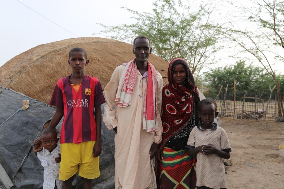 <p>Etiyopya’nın kuraklıkla boğuşan Afar eyaletinde yaklaşık 4 metrekarelik çadırında ailesiyle yaşamını sürdürmeye çalışan Muhammed Utban, bu ramazanda da yağmur yağması ve çorak toprakların can bulması için dua ediyor.</p>
