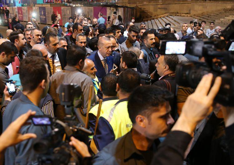 <p>Cumhurbaşkanı Recep Tayyip Erdoğan, Star TV'de katıldığı programın ardından Taksim Meydanı'na geldi. Erdoğan, burada kendisine sevgi gösterisinde bulunan vatandaşlarla bir süre sohbet etti. Vatandaşlar Erdoğan'a "Türkiye seninle gurur duyuyor" şeklinde tezahüratta bulundu.</p>

<p> </p>

