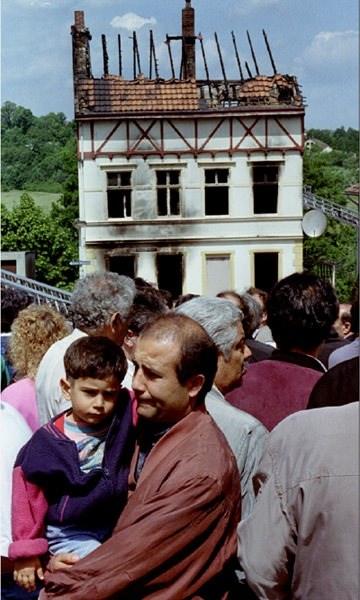 <p>Bonn Parlamentosu, sağ partilerin baskısıyla Almanya'nın liberal iltica yasalarını katılaştırma kararını onayladıktan günler sonra neo-Nazi gruplar harekete geçti. 29 Mayıs 1993'te, Solingen'in Mitte kasabasında Genç ailesinin yaşadığı ev ırkçılar tarafından kundaklandı.</p>
<p> </p>