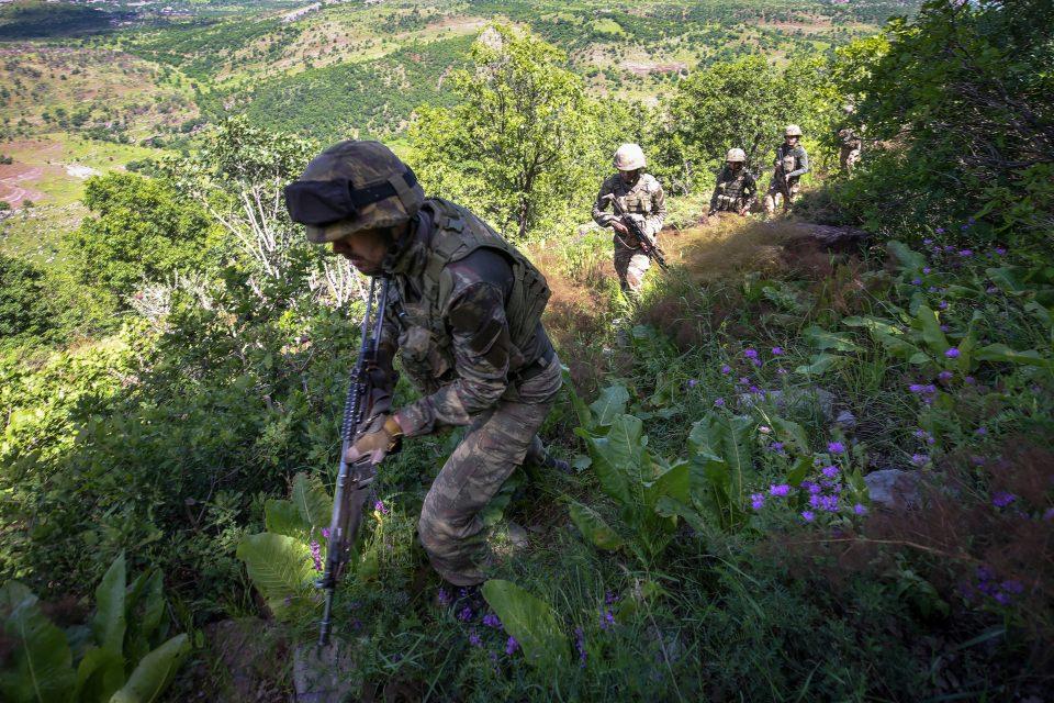 <p>Yüksekova ilçesindeki 3. Piyade Tümen Komutanlığına bağlı 34. Hudut Tugay Komutanlığınca terör örgütü PKK/KCK'ya yönelik başlatılan operasyon ile 2 bin 400 rakımlı Balkaya Dağları teröristlerden tamamen temizlendi.</p>
