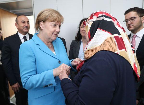 <p>Almanya Başbakanı Angela Merkel, Türkiye Dışişleri Bakanı Mevlüt Çavuşoğlu, Kuzey-Ren Westfalya Başbakanı Armin Laschet acıları paylaşmak için Genç ailesinin yanına, Düsseldorf'a gitti.</p>

