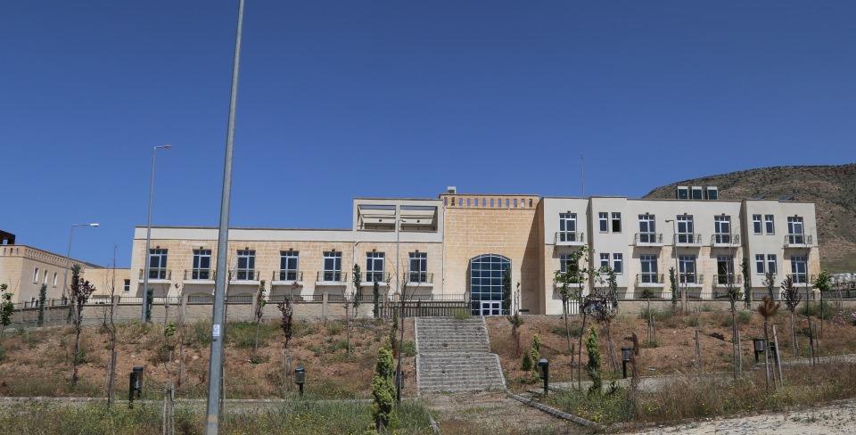 <p>Yeni yerleşim yerinde 710 konutun yapımının hızla devam ettiğini aktaran Acu, "Hasankeyf'i taşıdığımız zaman vatandaşlarımızı çok daha modern konutlara, tarihi dokuya sahip çıkarak yatay mimariyle taşıyacağız." dedi </p>