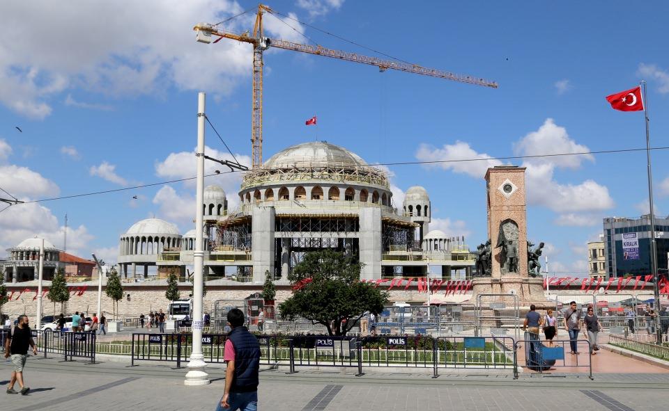 <p>Caminin yapımı tamamlandığında 2 bin 500 kişi aynı anda ibadet edebilecek.  </p>
