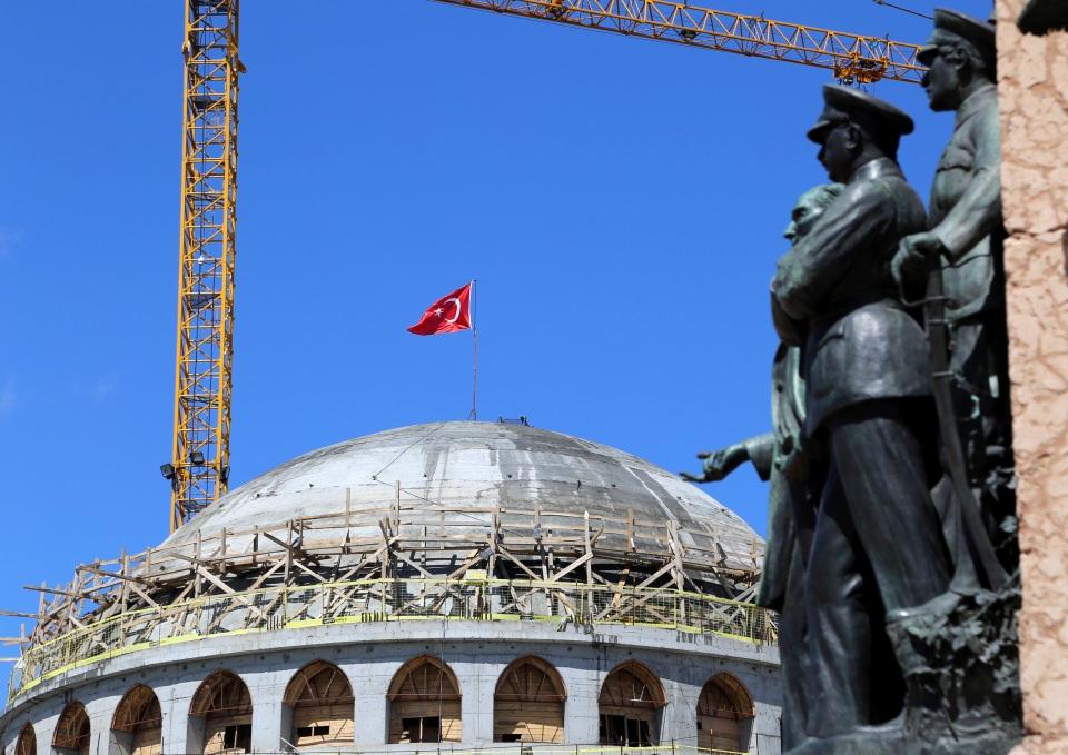<p>Temeli 17 Şubat'ta 2017'de atılan ve yaklaşık 2 bin 482 metrekare inşaat alanına sahip olan caminin yapımı sürüyor. </p>