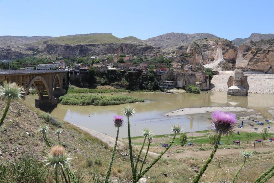 <p><strong>Tarihi dokuya sahip çıkılıyor</strong></p>
<p>Devlet Su İşleri (DSİ) Genel Müdürü Murat Acu, AA muhabirine yaptığı açıklamada, yeni Hasankeyf'in Cumhurbaşkanı Recep Tayyip Erdoğan'ın talimatı ile yatay mimari üzerine inşa ettiklerini söyledi. </p>