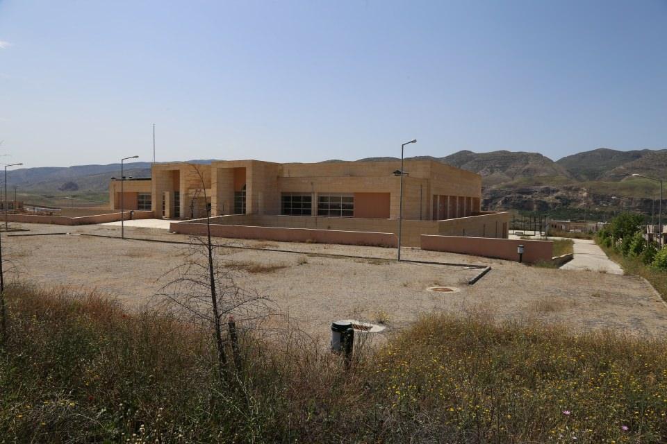 <p>Akdeniz, "45 metrekarelik evlerden 160 metrekarelik, modern, altyapısıyla güzel örnek bir şehre gidiyoruz. Alt ve üstyapısıyla, eğitim tesisleriyle, sosyal donatı alanlarıyla, sağlık ve kültürel tesisleriyle modern, örnek bir şehir olduğuna inandığımız için bir an önce taşınmak istiyoruz. </p>