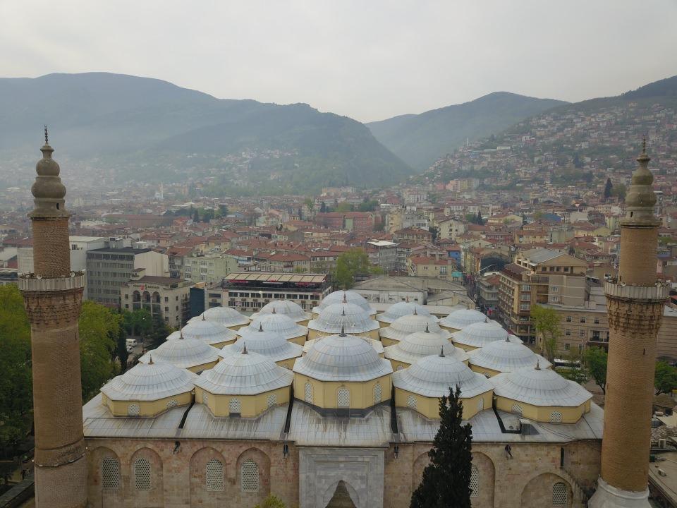 <p>Hat örnekleriyle yazılmış, ibadetleri gereği gibi yerine getirmeyi, sosyal hayatta güzel ahlak ve dürüstlük üzerine kurulu yaşamayı, yardımlaşma ve dayanışmayı teşvik eden hadisler, cami içinde seçilen yerleriyle de anlamlı mesajlar veriyor. </p>
