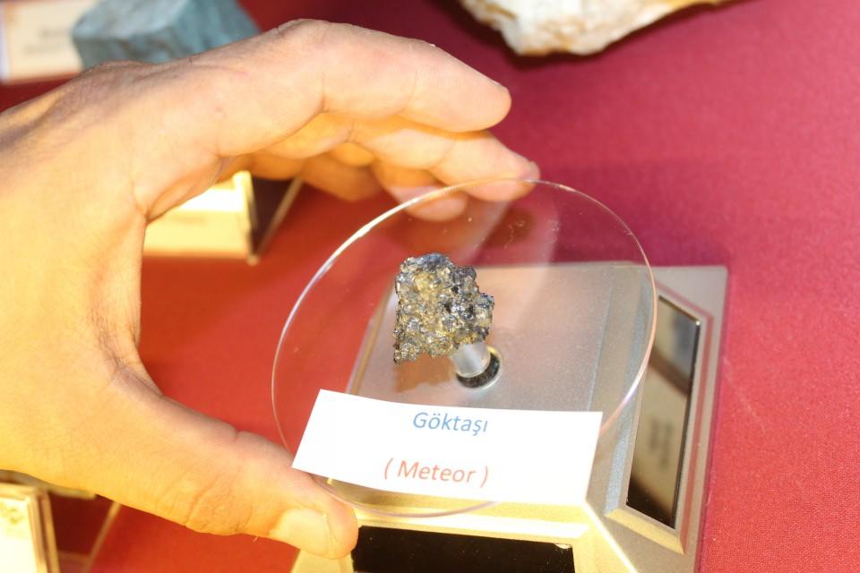 <p>Şimdi ise başta öğrencilerimiz olmak üzere yetişkin bireylerin de bu varlıkları görebilme şansı doğdu. Müzede sergilenen hiçbir eser kesinlikle satılık değil. Doğa sporcusuyum. Dünyanın dört bir yanını karavanımla geziyorum. Gittiğim deniz kıyısı yerlerde amatör dalgıç olduğumdan dalış da yapıyorum. Dalış yaptığımda yaşam formunu yitirmiş canlıları topluyorum. Bazen de sahil kasabalarında ilginç objeleri satın alıyorum.</p>
