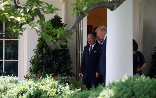 <p>Mektubu Washington'a getiren kişi, Kim'in sağ kolu general Kim Yong Chol'dü.</p>