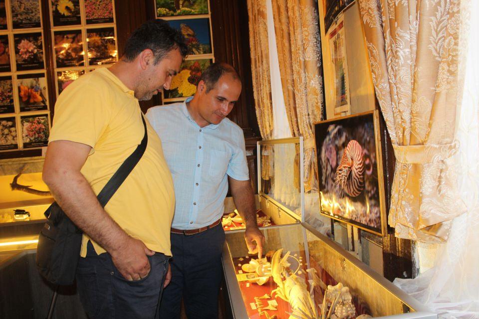 <p>Bu güzellikleri sadece evine gelen misafirlerin değil, vatandaşların da görebilmesi adına bu kararı alan Ünlü, ücretsiz ziyaret edilebilen müzeye gösterilen ilgiden oldukça memnun.</p>
<p> </p>
