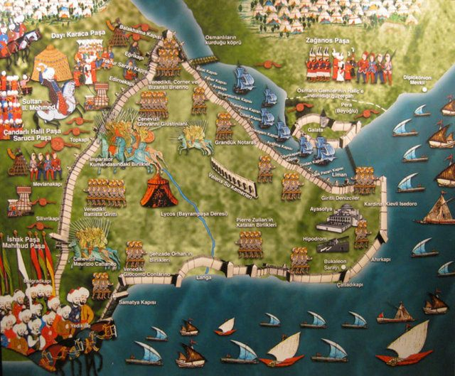 <p>1453 yılına kadar farklı zamanlarda, birçok farklı millet ve medeniyet tarafından defalarca kuşatılmışsa da, gerek Bizans`ın sahip olduğu Rum ateşi (grejuva), gerekse şehrin o zamanlar için aşılamaz olarak görülen surları, bu fetih hareketlerini başarısız kılmıştı.</p>
