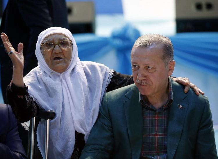 <p>Cumhurbaşkanı Recep Tayyip Erdoğan, TÜYAP Diyarbakır Fuar Merkezi'nde düzenlenen "Kanaat Önderleri İftar Programı"na katıldı. Programa katılan yaşlı bir kadın, Erdoğan'a sevgi gösterisinde bulundu.</p>
<p></p>