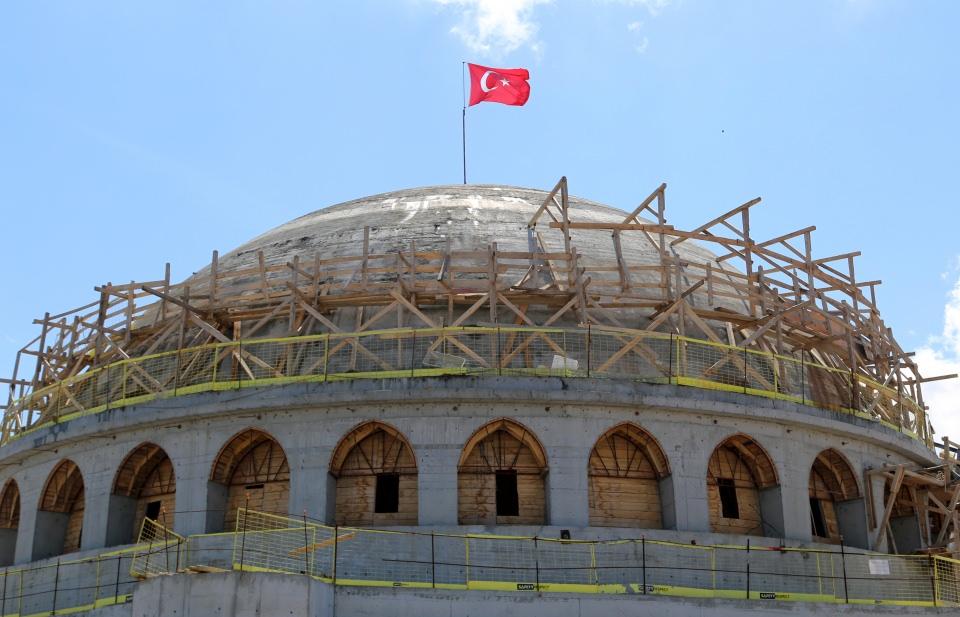 <p>Taksim'de temeli geçen yıl atılan ve yapımı devam eden caminin ana kubbesi tamamlandı. </p>