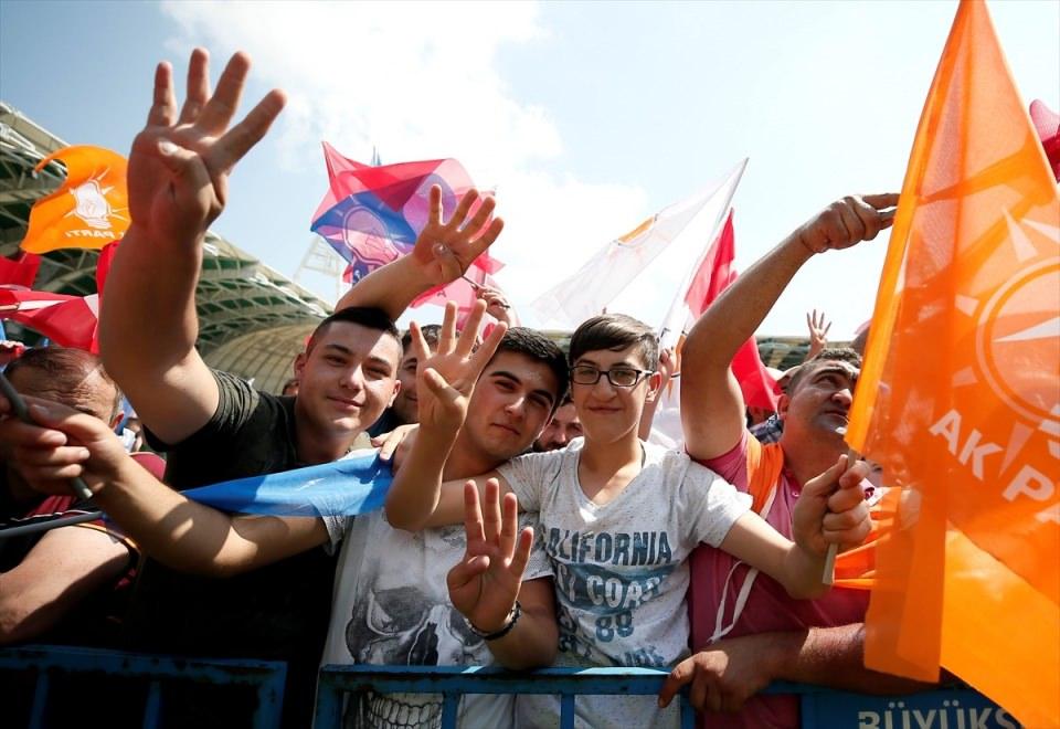 <p>Cumhurbaşkanı ve AK Parti Genel Başkanı Recep Tayyip Erdoğan, partisinin Manisa'nın Akhisar ilçesinde düzenleyeceği mitingde halka hitap edecek. Miting öncesi Akhisar Stadyumu'nda toplanan partililer, sevgi gösterilerinde buludular.</p>

<p> </p>
