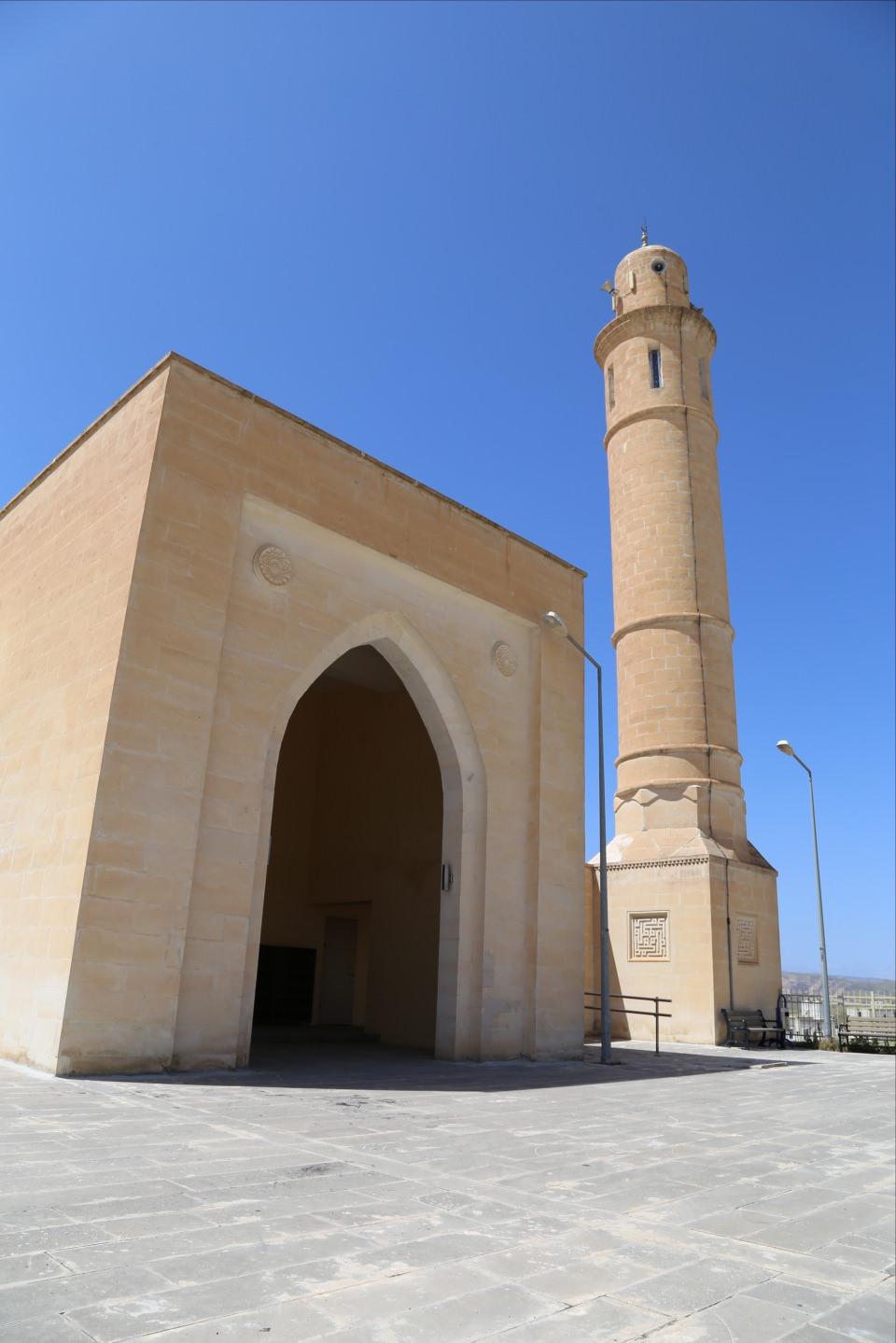 <p><strong>Modern yaşama kavuşacaklar </strong></p>
<p>Yeni Hasankeyf'te modern konutlara kavuşmanın özlemini yaşadıklarını belirten Hasankeyf Kültür Derneği Başkanı Ahmet Akdeniz de yeni yerleşim yerine taşınacakları günü dört gözle beklediğini söyledi. </p>