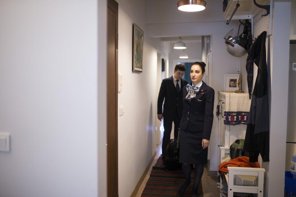 <p>Bunun yanında sabırlı olmak şart. Aynı zamanda kabin memurunun uyku düzenini ayarlayabilen bir insan olması da gerekiyor. Çünkü bazı günler gece, bazı günler gündüz çalışıyoruz. Bunun yanında uzun uçuşlarımız da olabiliyor. Kendi gücünü işine göre ayarlaması gerekli. Her zaman bakımlı olması gerekli. İngilizce'nin yanında ikinci yabancı dili varsa çok çok iyi oluyor." değerlendirmesinde bulundu.</p>