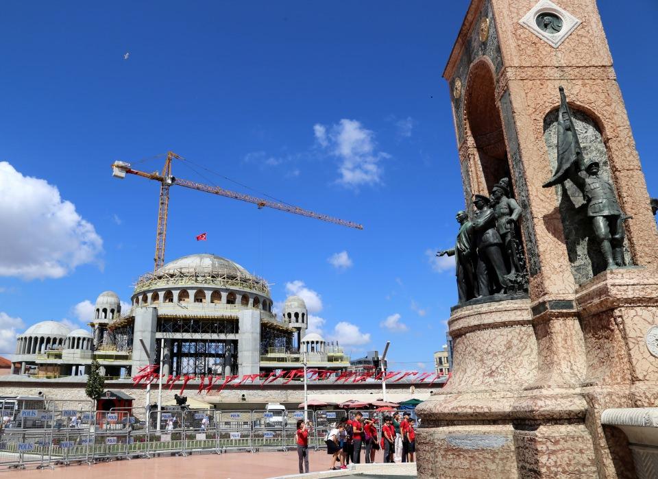 <p>Caminin otopark, sergi alanı ve konferans salonu olarak kullanılacak alt katlarında da çalışmalar devam ediyor. </p>
