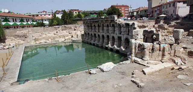 <p><strong>"ÖZEL EKİP KURDUK"</strong></p>

<p>İl Kültür ve Turizm Müdürü Metin Halıcı da Vali Kemal Yurtnaç’ın talimatıyla geçen yıl 4 kişilik özel bir ekip kurduklarını ve titizlikle çalıştıklarını belirterek, “Bundan sonraki hedefimiz dünya Mirası Listesi’nde kalıcı olmak. Dünya çapında duyulur, ziyaret edilir. Türkiye turizmi açısından çok önemli” diye konuştu.</p>
