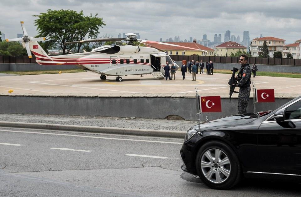 <p>Cumhurbaşkanı Recep Tayyip Erdoğan, helikopterle Manisa'nın Akhisar ilçesine gitti. Erdoğan öğlen saatlerinde Kısıklı'daki konutundan çıkarak, evinin yakınında bulunan helikopter pistine geldi. </p>

