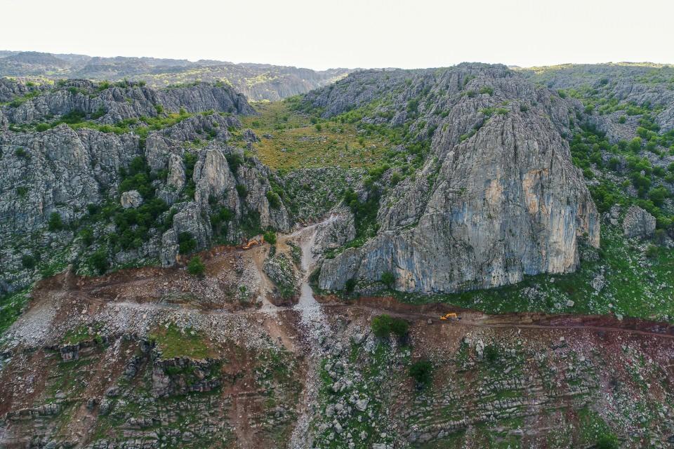 <p><strong> "Köyümüze rahatça çıkıp, tarlamızı ekebiliyoruz"</strong></p>

<p>Yukarı Koçyiğit köyünde vatandaşlar, bir taraftan tarımla uğraşırken, diğer taraftan yüksek kesimlerde hayvanlarını otlatmaya başladı.</p>
