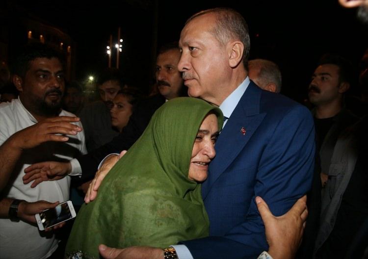 <p>Erdoğan'a, Cumhurbaşkanlığı Sözcüsü İbrahim Kalın, İstanbul Büyükşehir Belediye Başkanı Mevlüt Uysal, Beyoğlu Belediye Başkanı Ahmet Misbah Demircan, AK Parti İstanbul İl Başkanı Bayram Şenocak, sanatçı Yavuz Bingöl ve ilgililer eşlik etti.</p>
