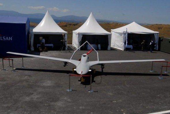 <p>Bayraktar, 2014 yılının Haziran ve Ağustos aylarında yapılan deneme u&ccedil;uşlarında 27 bin feet irtifa ve 24 saat 34 dakika havada kalma s&uuml;resiyle kendi sınıfında d&uuml;nya rekorunun sahibi konumunda.</p>

<p>&nbsp;</p>
