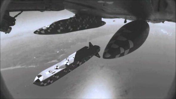 <p>Hassas G&uuml;d&uuml;ml&uuml; Stand off M&uuml;himmat (SOM) havadan karaya m&uuml;himmat ailesidir ve yoğun bir şekilde korunan kara ve deniz hedeflerine karşı kullanılmak &uuml;zere tasarlandı. Gerekli olan operasyonel esnekliği destekleyecek mod&uuml;ler tasarıma sahip.</p>

<p>&nbsp;</p>
