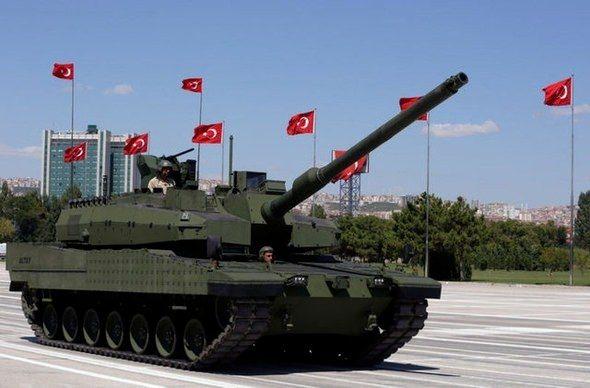 <p>Altay tankında, her t&uuml;rl&uuml; tehdide karşı tankı korumak &uuml;zere tasarlanan mod&uuml;ler kompozit zırhlar ve m&uuml;rettebatın kimyasal, biyolojik, radyoaktif ve n&uuml;kleer tehditlerin bulunduğu ortamlarda g&ouml;revlerini ger&ccedil;ekleştirmesine olanak tanıyan yardımcı sistemler de bulunuyor.</p>

<p>&nbsp;</p>
