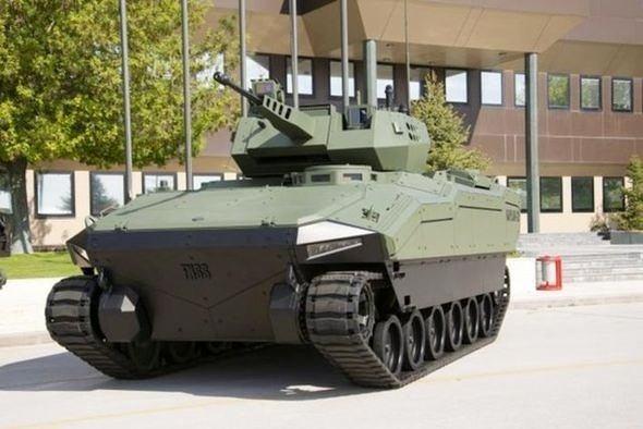 <p>Geriye kalan arka kısımda ise personel taşıyıcı versiyonunda 8 kişilik, silah kuleli versiyonun da ise 6 kişilik personel (manga) b&ouml;l&uuml;m&uuml; yer alır.S&uuml;r&uuml;c&uuml;ye, ara&ccedil; i&ccedil;erisinden dışarıyı izleme ve &ccedil;epe&ccedil;evre g&ouml;r&uuml;ş imkanı sağlayan lazer korumalı cam periskoplar mevcuttur.</p>

<p>&nbsp;</p>
