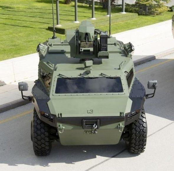 <p>Aracın sudaki arttırılmış manevra kabiliyeti ise, arkasında konumlandırılan iki adet su jeti ile sağlanmaktadır. Ara&ccedil;, suda nokta (Pivot) d&ouml;n&uuml;ş&uuml; yapabilmekte ve aynı zamanda arzu edildiğinde suda geri istikamete doğru hareket edebilme kabiliyetine sahip.</p>

<p>&nbsp;</p>
