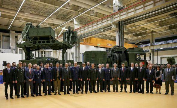 <p>KORAL ED Sistemi radar yayınları i&ccedil;in tespit, teşhis, y&ouml;n bulma fonksiyonlarını yerine getirirken, KORAL ET Sistemi hedef radarların karıştırılıp aldatılmasını ve iş yapamaz hale getirilmesini sağlıyor.</p>

<p>&nbsp;</p>
