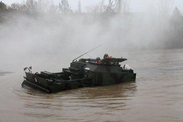 <p>Aracın &uuml;zerinde; termal kamera, sis havanları, 2 adet su jeti, iklimlendirme ve KBRN Sistemi, Balast boşaltma sistemi, dozer bı&ccedil;ağı yer alıyor.</p>

<p>&nbsp;</p>
