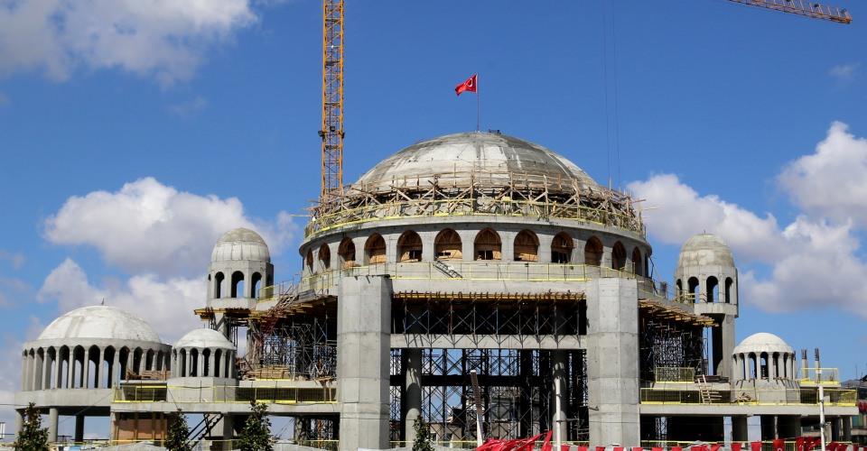 <p>Kubbenin tamamlanmasının ardından 61 metre yüksekliğe ulaşacak minarelerin yeri de hazırlandı. Kubbenin ardından minareler yükselmeye başlayacak. </p>