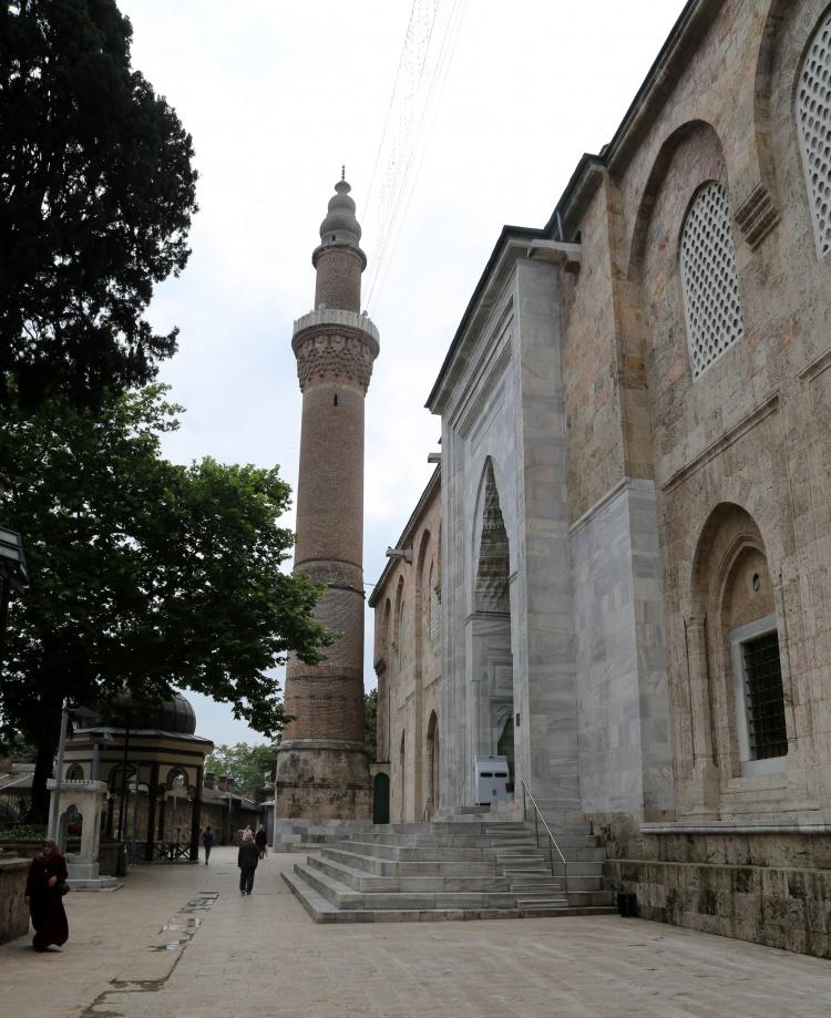 <p>Sultan ile ilgili bir hadis sultan mahfiline, namaz kıldıktan sonra camiden çıkan kişiye dışarıda da ahlaklı olması yönünde mesaj veren hadis de cami kapısının yanına yazılı şekilde görülebiliyor. </p>
