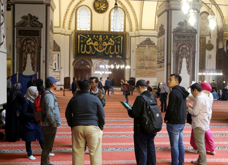 <p>Artvinli Yener İlhan da "Bursa'ya geldik. Ulu Cami'de sabah namazını kılmadan gitmek olmaz. Buranın atmosferi çok farklı. Bu camide hissettiklerimiz daha farklı oluyor. Tarihi bir cami olduğundan olabilir. Ayrı bir haz veriyor bana. Çok güzel bir mekan. Her zaman gelmek istiyorum ama mümkün olmuyor." ifadelerini kullandı.</p>

<p> </p>
