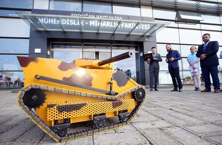 <div>Trabzon'da Avrasya Üniversitesi Elektrik Elektronik Mühendisliği Bölümü öğrencileri, görüntü takip sistemiyle istenilen objeye elektromanyetik atış yapabilen "Gökbörü 2" adını verdikleri mini tank tasarladı.</div>
<div> </div>
<div>TÜBİTAK tarafından "yarı otonom insansız savunma aracı" olarak desteklenen Gökbörü 2, Avrasya Üniversitesi Elektrik Elektronik Mühendisliği Bölümü öğrencileri Abdullah Bahadır ve Emre Çelik tarafından geliştirildi.</div>