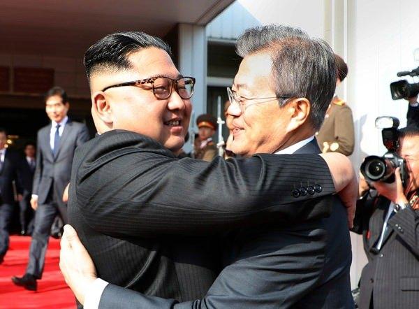 <p>Nisan ayının sonunda Güney Kore lideri Moon Jae-in ile tarihi bir buluşma gerçekleştiren Kim, birkaç hafta sürpriz bir şekilde ikinci randevuya gitti.</p>