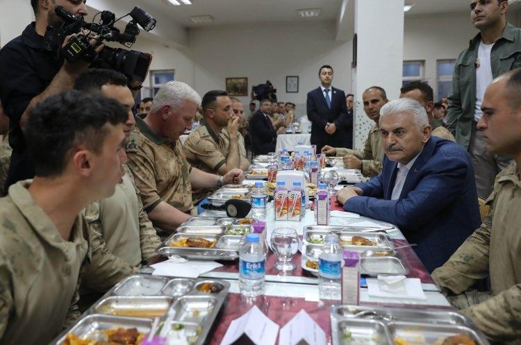 <p>Tugay Komutanlığı'nda askerlerle birlikte iftar açan Başbakan Yıldırım, burada askerlere hitaben bir konuşma yaptı. </p>
