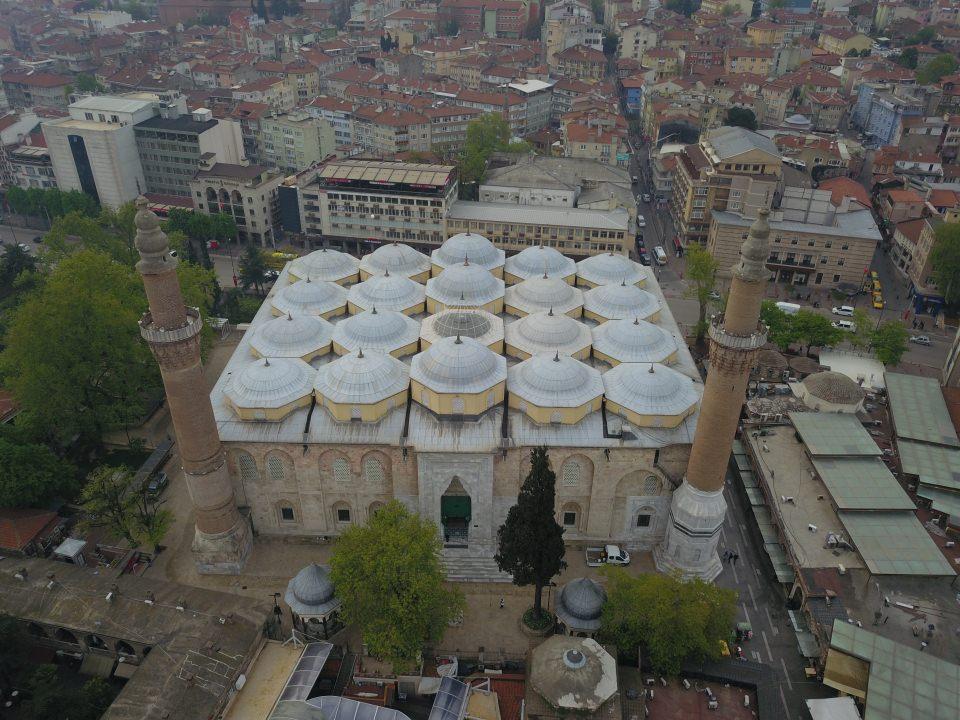 <p><strong>Ulu Cami'nin mimari özellikleri</strong></p>

<p>Mimarı kesin olarak bilinmemekle beraber Ali Neccar ya da Hacı İvaz Paşa tarafından inşa edildiği düşünülen kutsal mekan, en kapsamlı onarımını 1855 depreminden sonra görürken, 17 kubbesi yıkılan cami onarılarak 1862 yılında yeniden ibadete açıldı. 1889 yangınında da hasar gören cami, bütün bunlara rağmen bugüne kadar ilk dönemki ihtişam ve dokusunu koruyarak geldi.</p>
